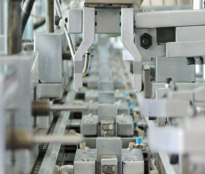 Automatic assembly machine for door and window pulley