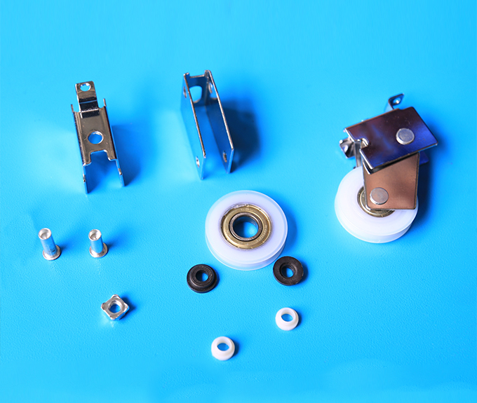 Automatic assembly machine for door and window pulley