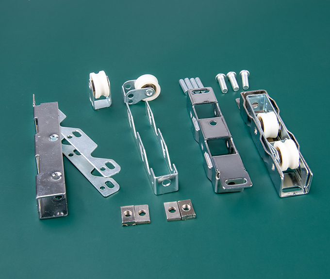 Automatic assembly machine for window pulley